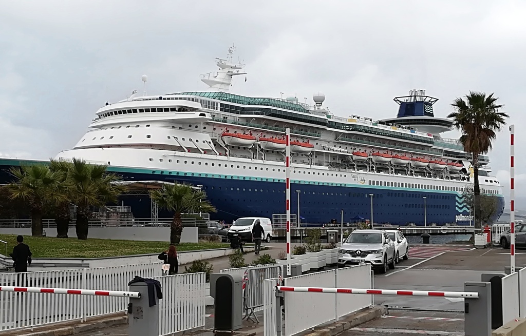 El barco atracado en el muelle de Ajaccio, una de las paradas turísticas del crucero