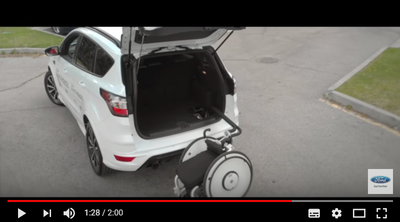 La 'eChair' en el momento de ser alzada autónomamente al maletero del coche por un brazo articulado