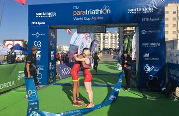 La triatleta Susana Rodríguez se abraza a su guía tras franquear la meta de la prueba