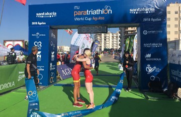 La triatleta Susana Rodríguez se abraza a su guía tras franquear la meta de la prueba