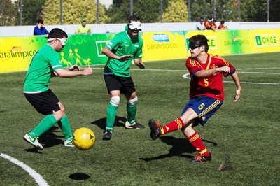 Lanzamiento a puerta de un jugador de la selección española entre dos contrarios del combinado de Andalucía