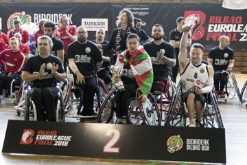 Los integrantes del Bidaideak de Bilbao posan satisfechos en el segundo cajón del podio 
