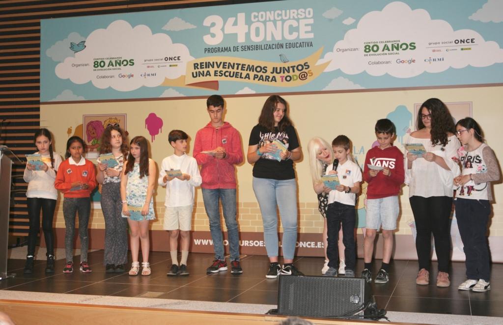 Patty Bonet con los 11 niños y niñas que leyeron las 11 medidas 