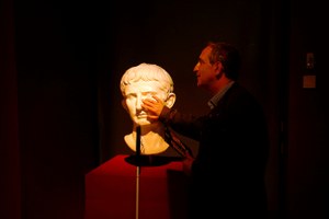 Premio Aragón: Una persona ciega toca una escultura en un museo con medidas de accesibilidad