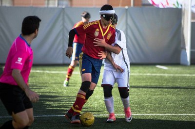 Un jugador español avanza con la pelota obstaculizado por un contrario en el enfrentamiento con Alemania