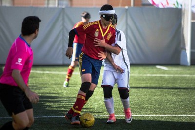 Un jugador español avanza con la pelota obstaculizado por un contrario en el enfrentamiento con Alemania