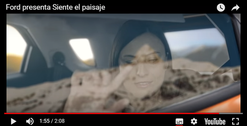 Una persona ciega percibe al tacto sobre la ventanilla las vibraciones que le trasladan la imagen del exterior