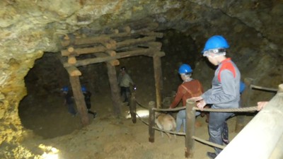 Bajando al pozo de la mina