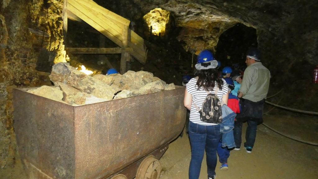 Caminando entre vagonetas con rocas de mineral