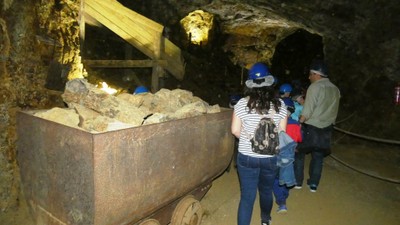 Caminando entre vagonetas con rocas de mineral
