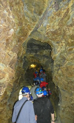 Un momento del recorrido por la gruta