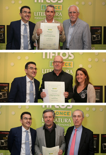 De arriba a abajo: Juan Fernández, Ángel Aguado y Felipe Benítez  muestran su acreditación como ganadores de los premios