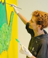 La artista Kelly Arrontes concentrada en su trabajo