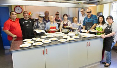 Ángel Palacios con parte de su equipo del taller 'Cocinar a ciegas'