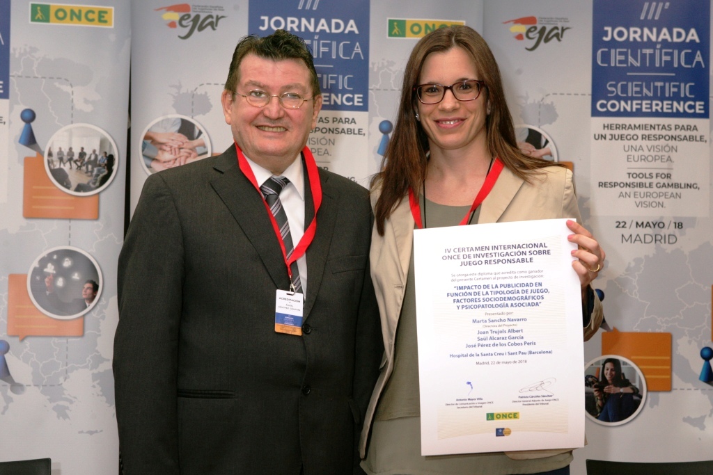 Ángel Sánchez con la directora del proyecto ganador del Certamen Internacional de Investigación sobre Juego Responsable, Marta Sancho