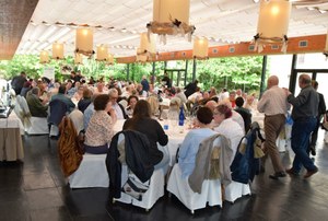 Aspecto del abarrotado salón en la comida de confraternidad en Treceño