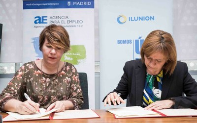 Belén García (a la izquierda) y Paola del Río firman el convenio