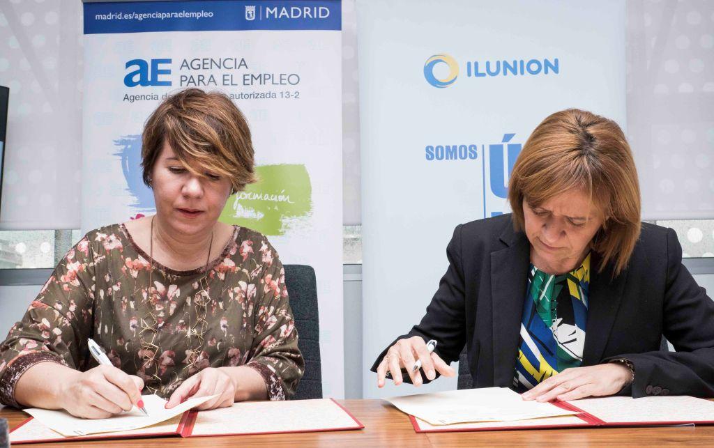 Belén García (a la izquierda) y Paola del Río firman el convenio
