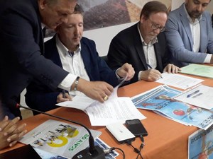 Cristóbal Martínez (a la izquierda) y Julio Perea rubrican el acuerdo en Huelva