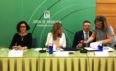 Cristóbal Martínez rubrica el acuerdo junto a Marina Álvarez (en el centro)
