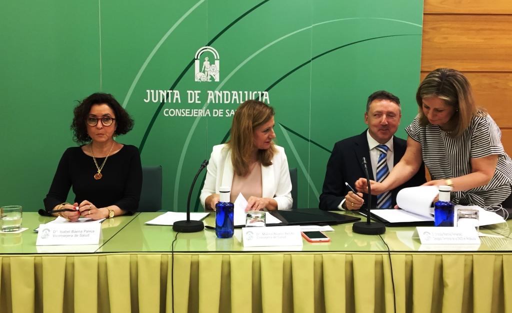 Cristóbal Martínez rubrica el acuerdo junto a Marina Álvarez (en el centro)