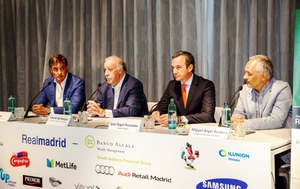 De izquierda a derecha, Míchel, Del Bosque, Preciados y Miguel Ángel Barbero, de la Fundación Síndrome de West