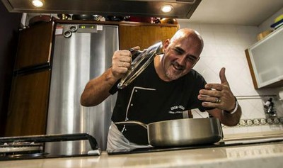 El chef riojano Ángel Palacios, entre fogones