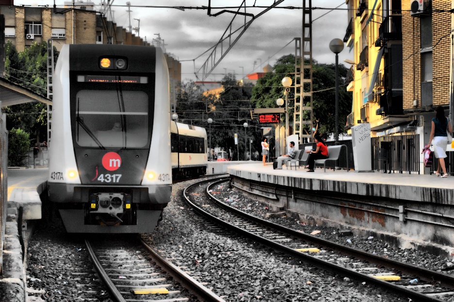 El Metro de Valencia a su paso por la estación de Torrent