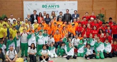 Foto de familia de los chavales con los organizadores y la vicepresidenta de la ONCE, Patricia Sanz (arriba, en el centro)