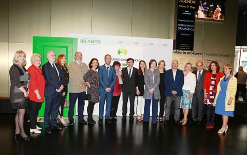 Foto de familia de premiados y autoridades en Donostia