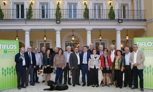 Foto de familia de todos los galardonados junto a los miembros del jurado en los jardines del Palacete de los Duques de Pastrana donde se celebró el acto