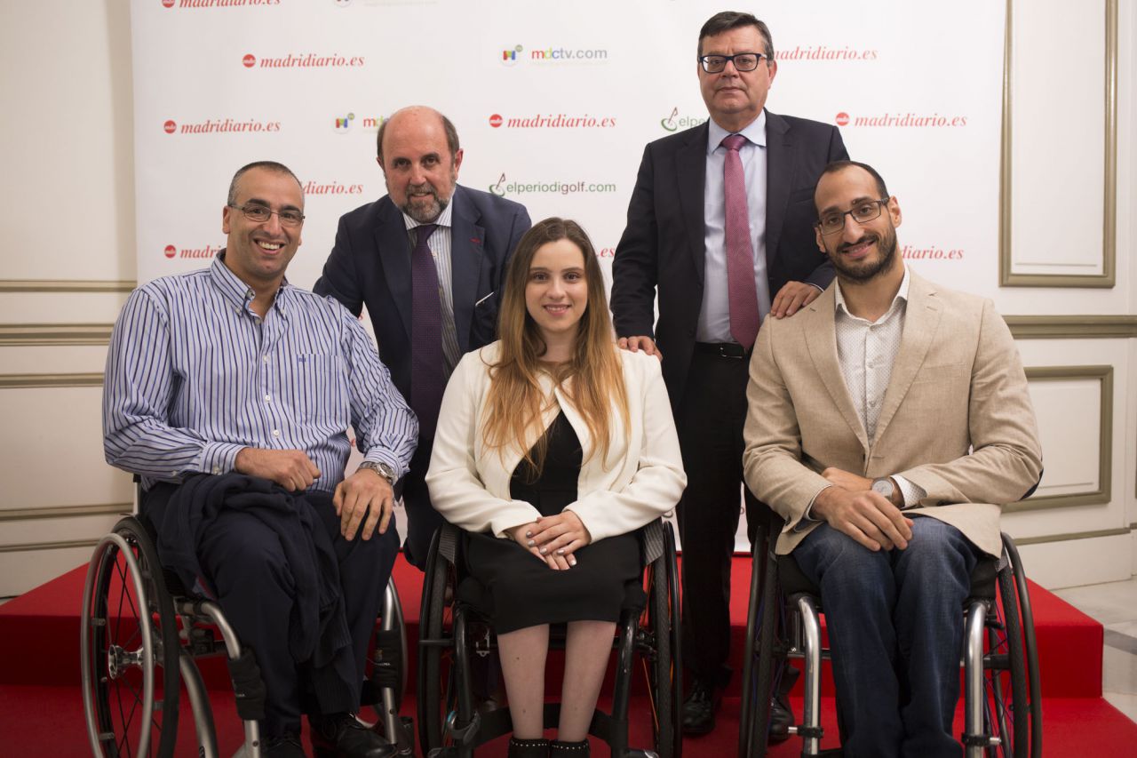 Integrantes del equipo de baloncesto y representantes institucionales posan en la gala de entrega de premios