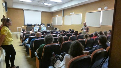 Familiares de alumnos acuden a una de las charlas informativas