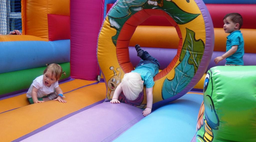 Los más pequeños disfrutando en un castillo hinchable