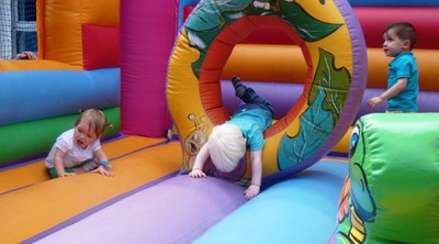 Los más pequeños disfrutando en un castillo hinchable