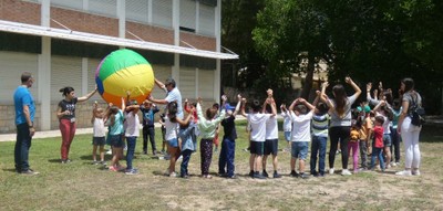 Los más pequeños juegan, en el jardín del centro, con una gran pelota hinchable