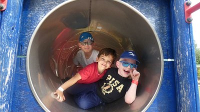 Tres pequeños afiliados en una de las atracciones adaptadas de la ludoteca