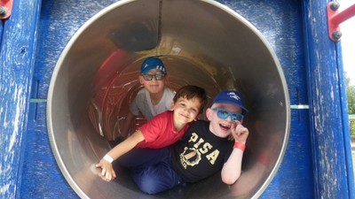 Tres pequeños afiliados en una de las atracciones adaptadas de la ludoteca