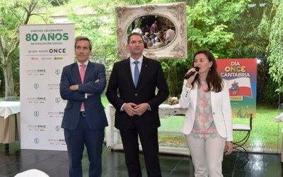 La delegada territorial Raquel Pérez presenta en el acto institucional a Gustavo Seco (en el centro) y Alejandro Oñoro