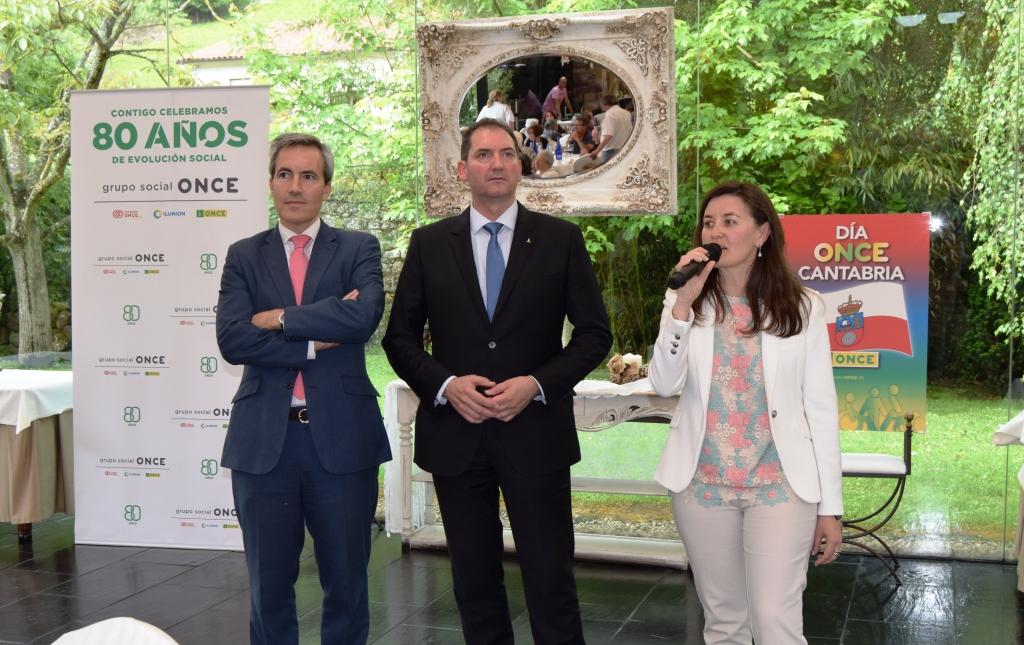 La delegada territorial Raquel Pérez presenta en el acto institucional a Gustavo Seco (en el centro) y Alejandro Oñoro