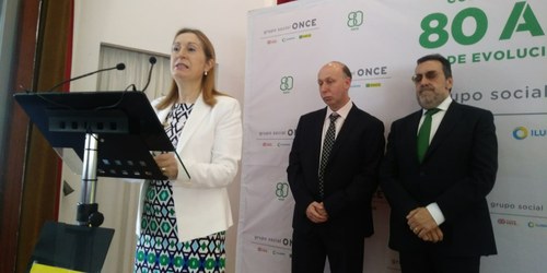 La presidenta del Congreso, Ana Pastor, durante su intervención, junto a Miguel Carballeda (a la derecha) y José Ángel Abraldes