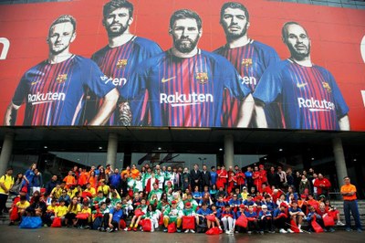 Los participantes en las jornadas posan a la entrada del Museo del Barça