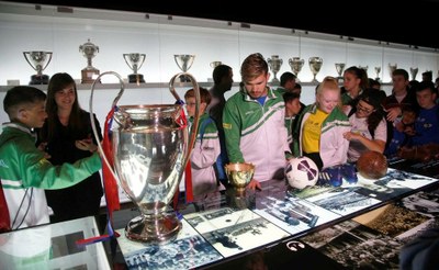 Recorrido por la sala de trofeos en el Camp Nou barcelonés