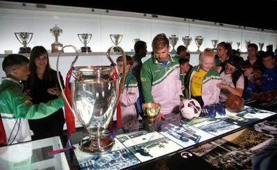 Recorrido por la sala de trofeos en el Camp Nou barcelonés