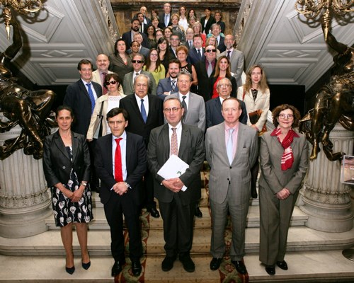 Todos los patronos junto a embajadores e invitados en la escalinata de la Casa de América
