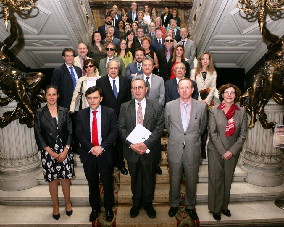 Todos los patronos junto a embajadores e invitados en la escalinata de la Casa de América