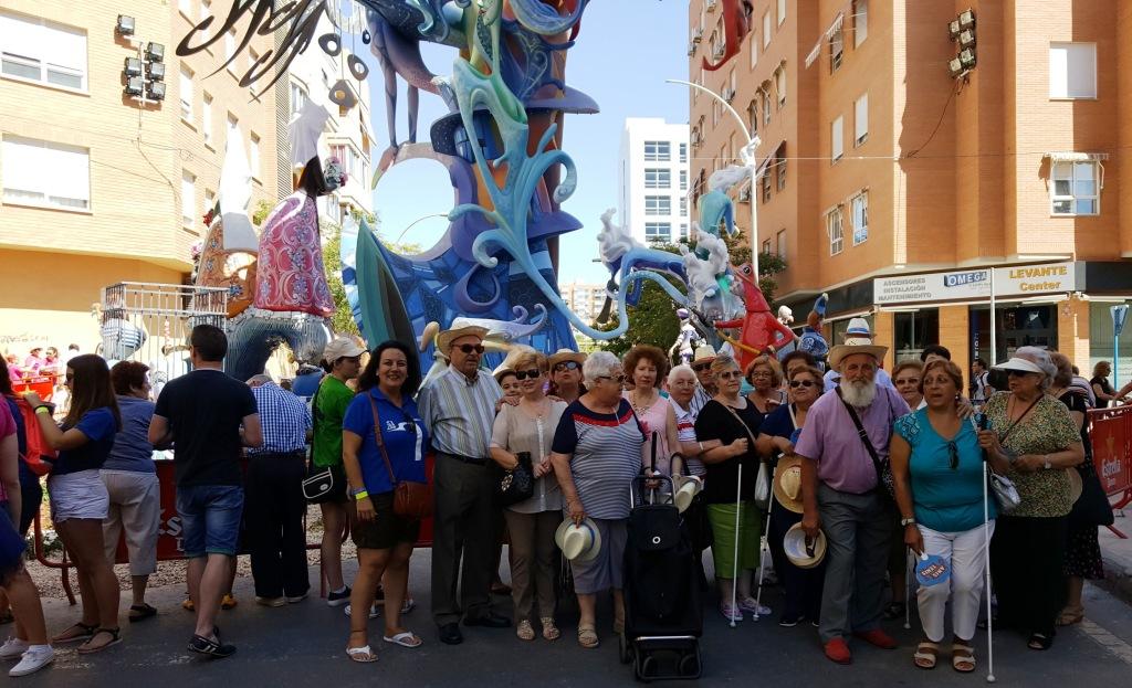 Un grupo de afiliados y trabajadores ONCE durante una visita a las Hogueras en una edición anterior 