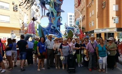 Un grupo de afiliados y trabajadores ONCE durante una visita a las Hogueras en una edición anterior 