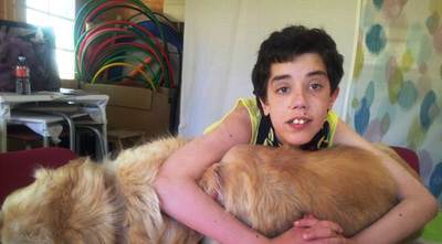 Una joven con discapacidad intelectual interactúa con un perro en una sesión de terapia