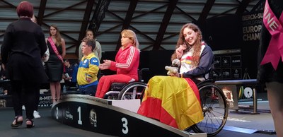 Zabala (a la derecha), en el podio, luciendo su medalla de bronce